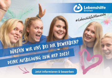Das Bild bewirbt dia Ausbildung zum HEP bei der Lebenshilfe Bremen. Zu sehen sind fünf junge Menschen in blauen Shirts. Dazu ist geschrieben: Dürfen wir uns bei Dir bewerben? Deine Ausbildung zum HEP 2027!